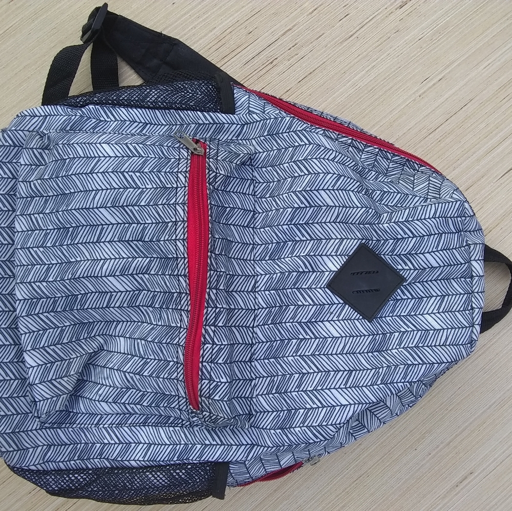 Olivet Backpack+ 16" x 11" Black/White Houndstooth